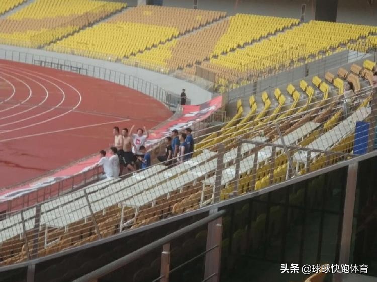 曝苏宁远征军遭武汉球迷围殴，因疯狂辱骂主场球员挑衅球迷