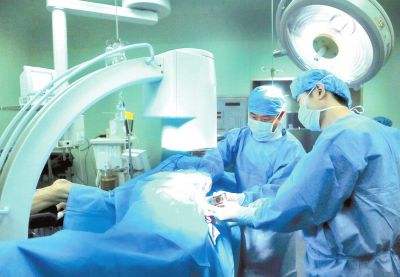 手术器材掉地上塞回医生手里,手术室物品掉地上怎样处理