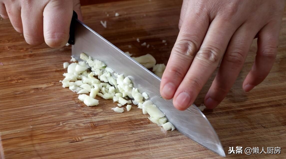 大白虾的虾尾怎么做,吃小河虾时如何留下完整的虾壳