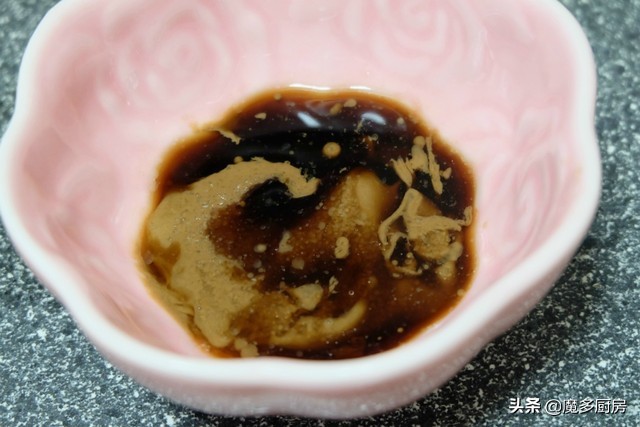 西葫芦凉拌更美味，不用焯水直接拌，麻酱汁一浇，又脆又嫩真好吃