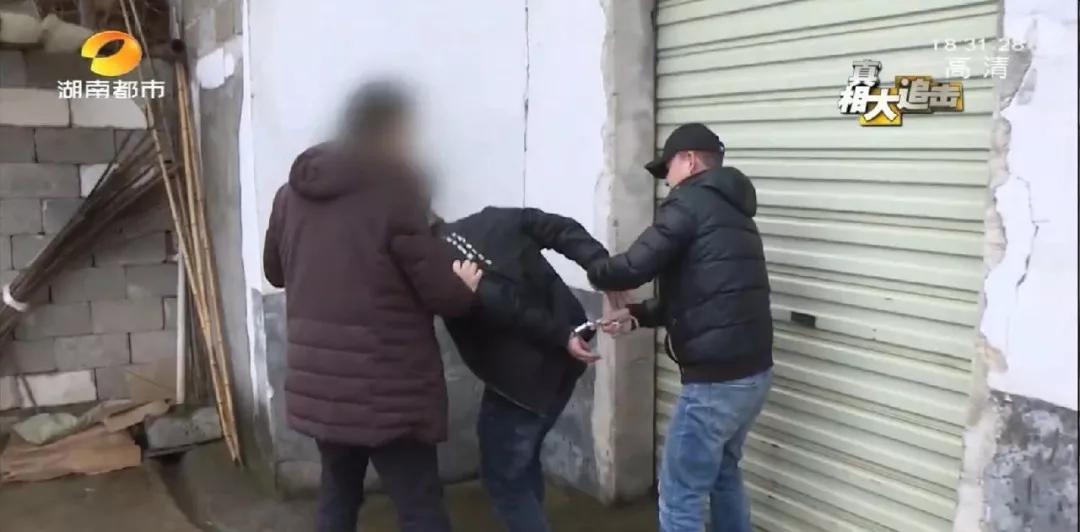 你在路边便利店买过酒吗?很有可能买到假货了!租住房里灌装高档酒,涉案价值2百余万…