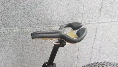 大叔发明了一个镂空车座，堪称骑行时降低屁股疼痛的神器