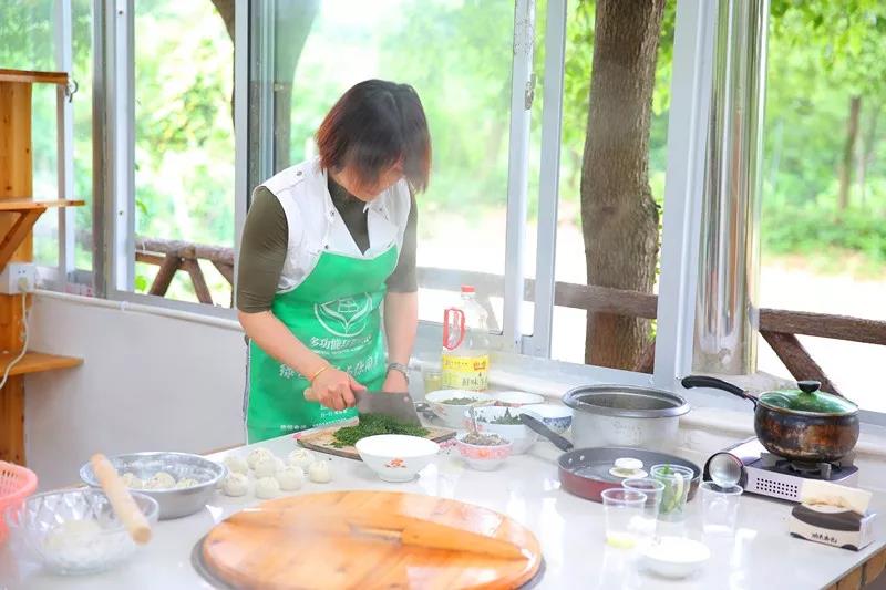 八方游客齐聚桑果紫酒节，共赴这场采桑品酿盛会