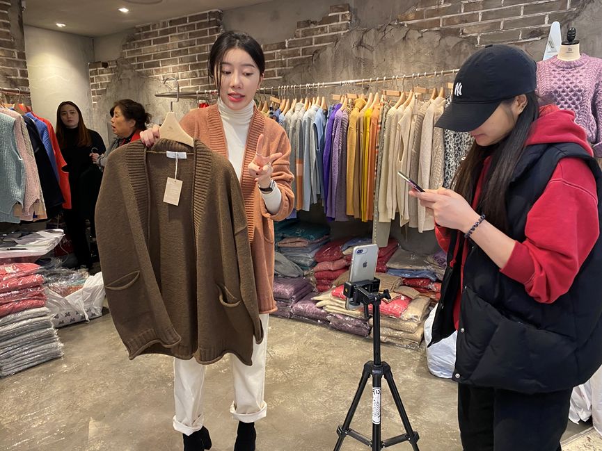 00后靠卖衣服三个月赚了一百万,中国小伙卖衣服赚6000