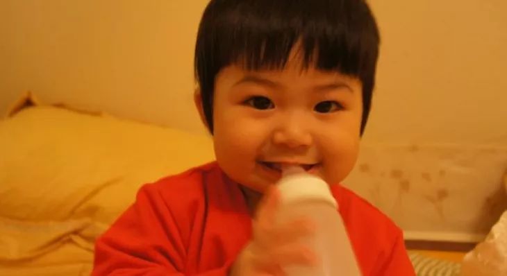 换牙两个门牙之间两毫米缝隙,儿童换牙两门牙中间缝隙大