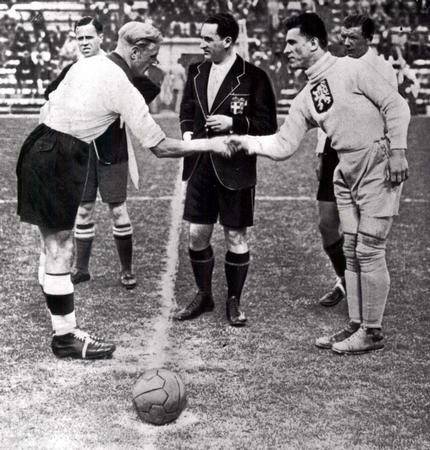 现代足球最强阵型排名,足球基本阵型与基本战术