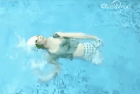 她3岁惨遭父母抛弃,无腿女孩截肢后被父母狠心遗弃