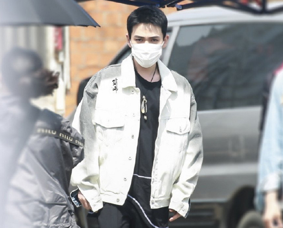 朱一龙时装男装图,在武汉穿西服的明星朱一龙