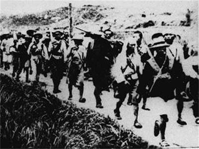 30万国军*攻围**3万红军，众人向主席请教破敌妙计，主席：睡上三天