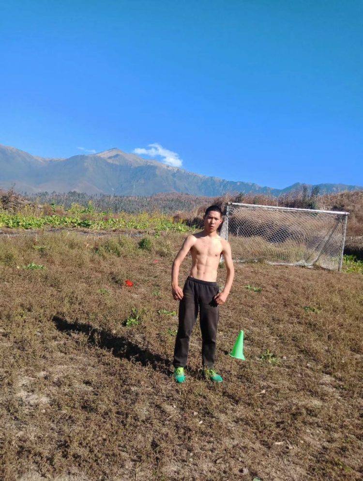 上不起足校自制玉米地球场一个彝族少年的足球梦