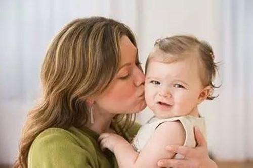 亲吻小宝宝的危害,亲吻宝宝的危害案例图片