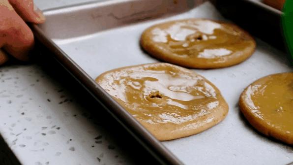 一碗面粉一种糖，教你做家庭版“红糖肚脐饼”，甜而不腻焦香酥脆