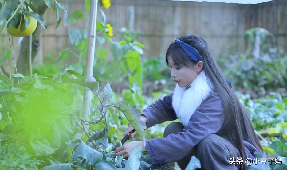 年仅13岁，身处大山，却敢用足球叫板命运！这群女孩凭什么？