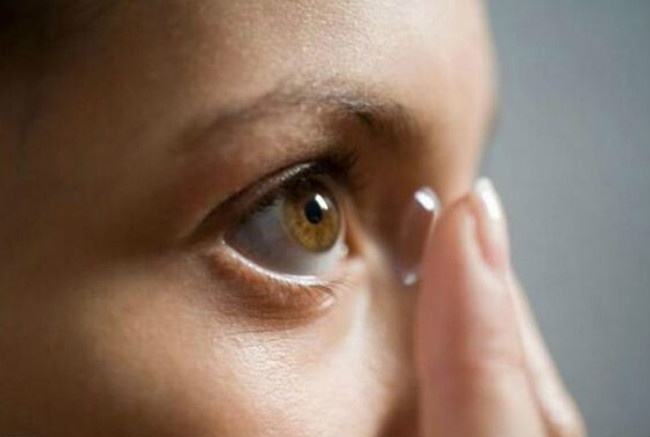 化妆怎么带近视眼镜,戴隐形眼镜的女生怎么化妆