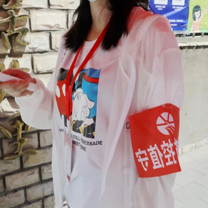 他们坚守在疫情防控一线,防控疫情他们在风雪中坚守