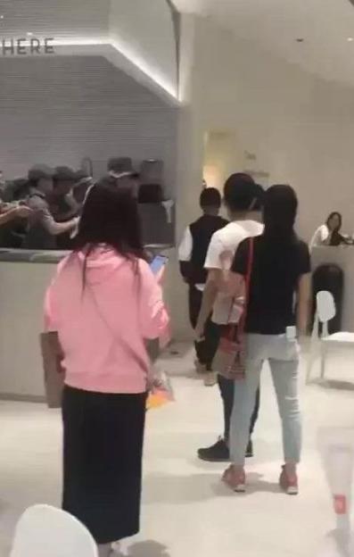 喜茶和美团员工互殴，称将一起反省！其实，他们是一家人