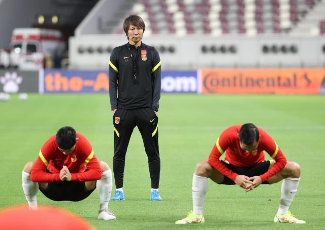 国足3比2越南李铁反应,国足2比0输给日本怎么看李铁