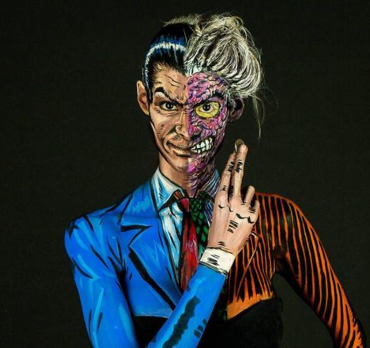 加拿大女孩爱玩人体彩绘，无需特效即把自己变成超级英雄和恶棍