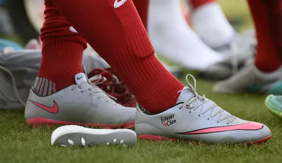 足球运动员为什么每次都穿新球鞋,喜旧厌新有什么好处