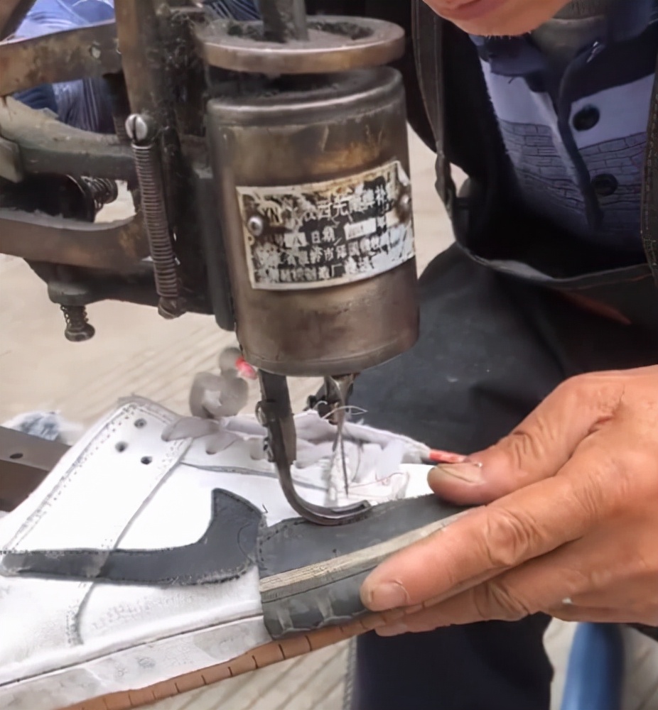 耐克限定款？四川一小伙鞋子破损拿去补，大爷用轮胎补鞋意外的潮