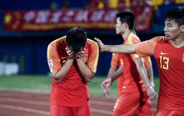 出局还被羞辱！主办方撤掉专用大巴引争议，球迷：还有脸不满？