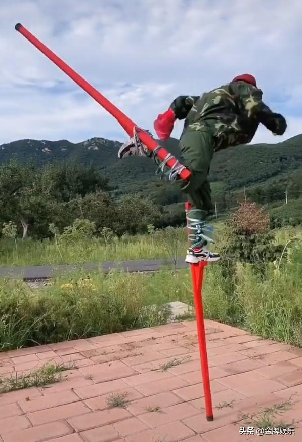 赵四扮演者刘小光单腿踩高跷，差点误触高压线，重蹈宏楠式的悲剧