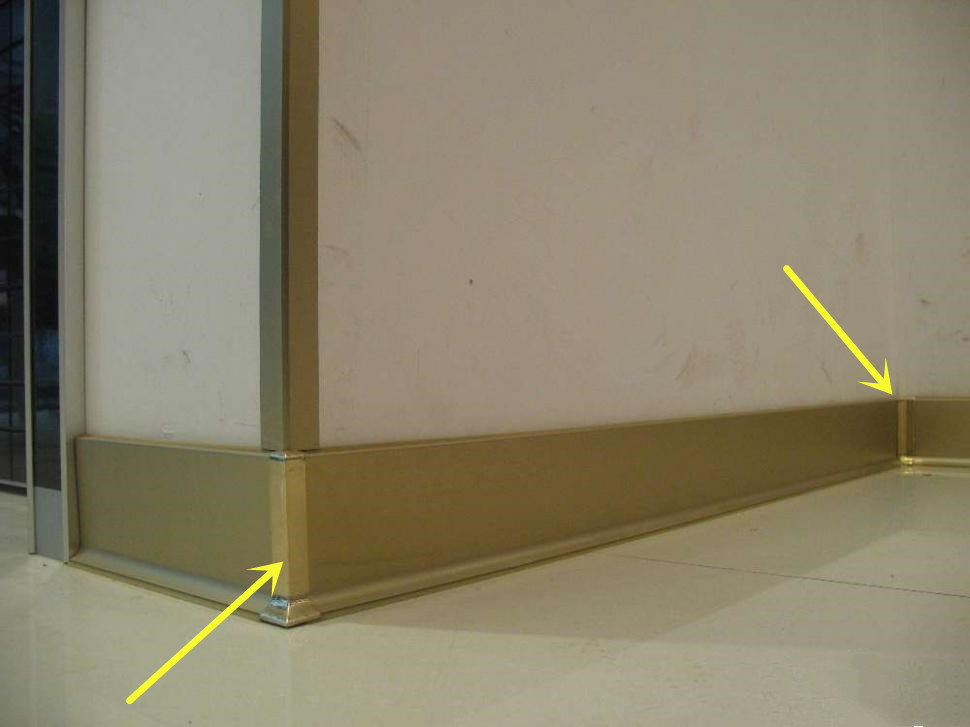 不锈钢门套跟木踢脚线怎么收口,隐藏式踢脚线跟门套缝隙怎么收口