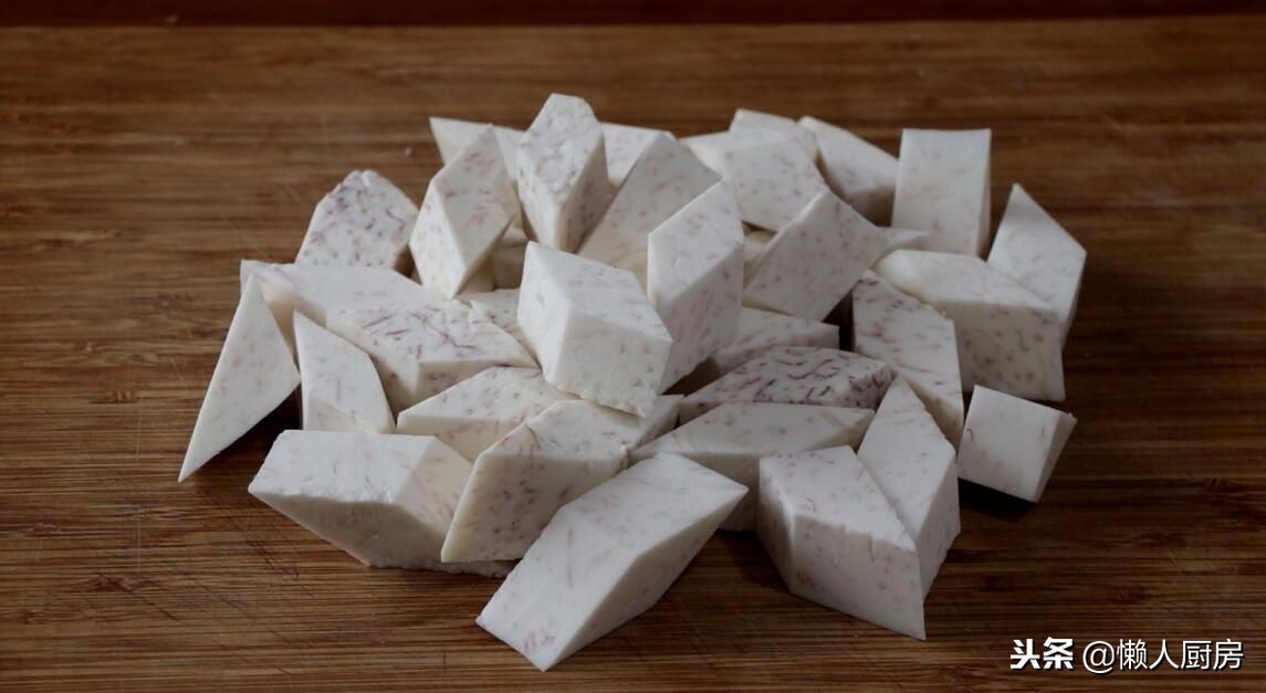 芋头这样做最好吃,一炸二炒两步搞定,外皮酥脆,内里咸香粉糯