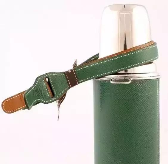 衣服粘了毛絮快速清除,洗衣机洗出来的衣服粘毛怎么办