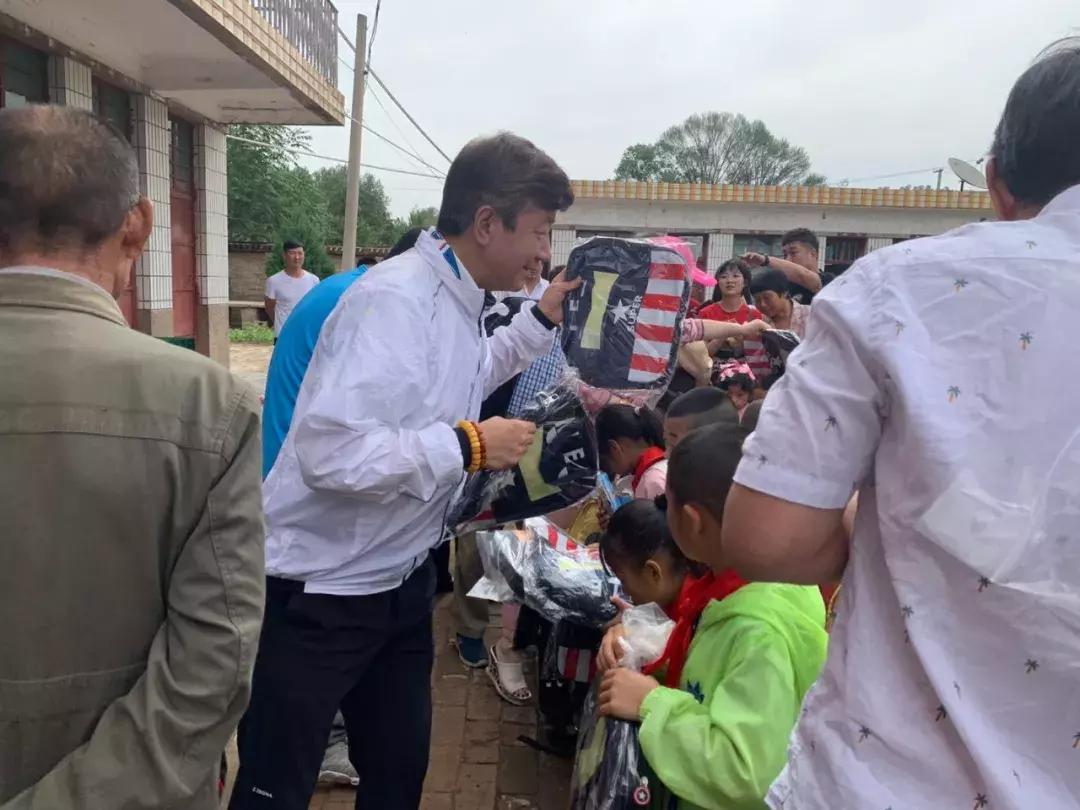 伉俪夫妇李毅、王渊助力中华儿慈会·用爱温暖甘肃贫困留守儿童