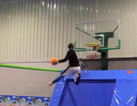 小孩戴安全绳蹦床花式玩法,各种花式蹦床合集