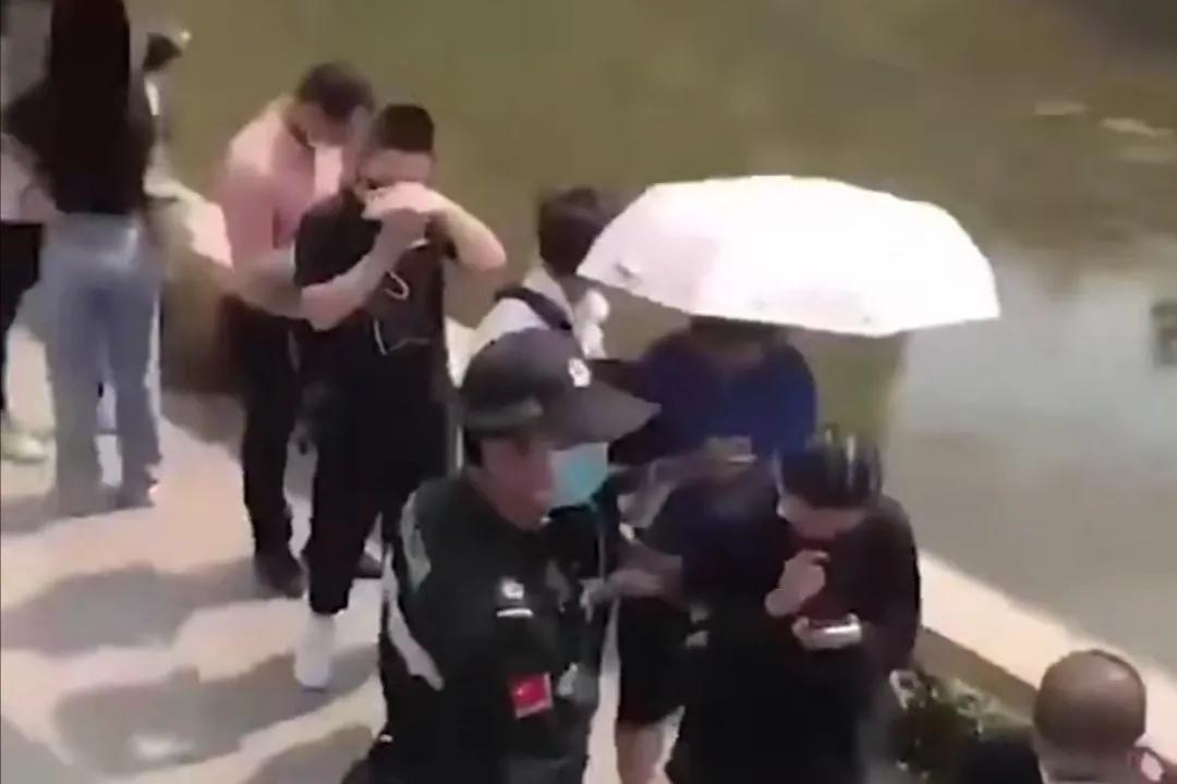 成千上万人来排队,成千上万的人排队30分钟