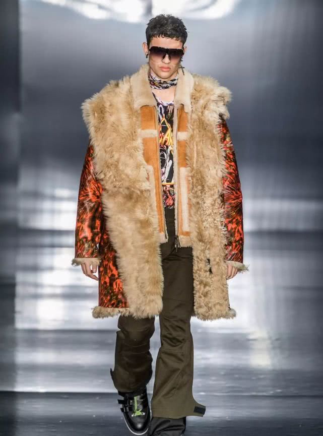 把裤子穿在肚脐上面会怎么样,把裤子扎进腰里的穿搭