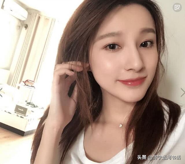 董卿接班人马凡舒，走秀时*裤内**滑落，坦然回应：谁爱看谁看！