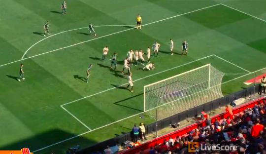 武磊单刀立柱横梁错失进球,武磊失误停球完整版