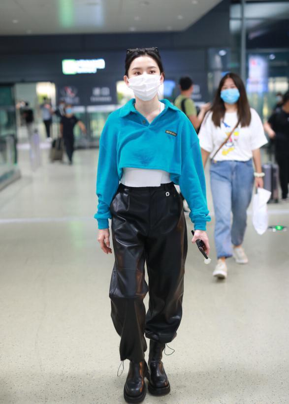 新款皮裤洋气又时髦怎么搭配,质感十足的皮裤今年流行这么穿