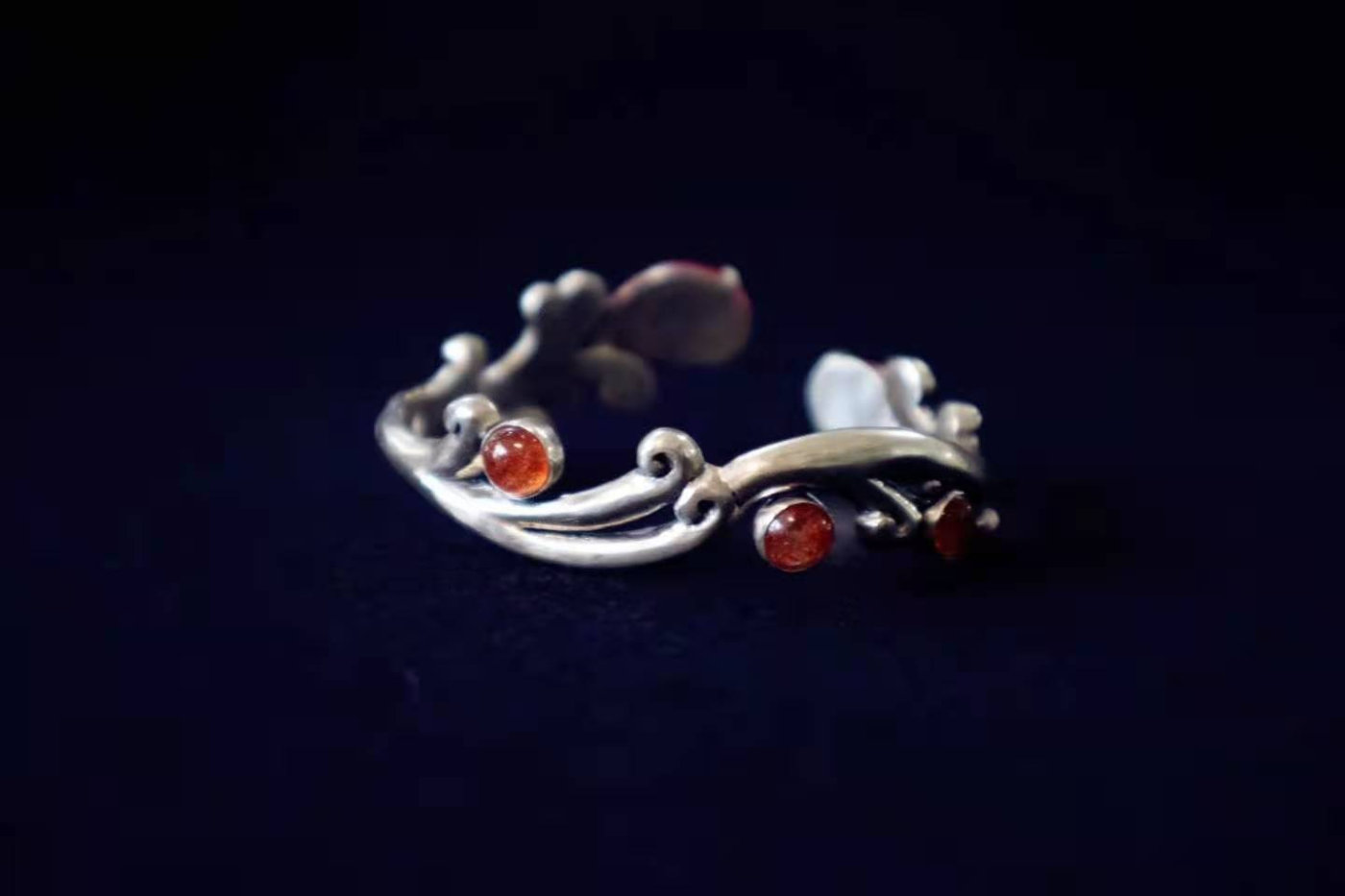 白底青手镯适合多大年纪戴,碧玉手镯适合多大年纪戴