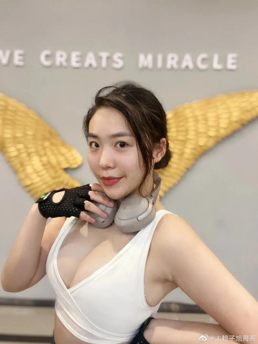 四川护士脱掉制服，却遭网友炮轰：现在的护士真会玩？