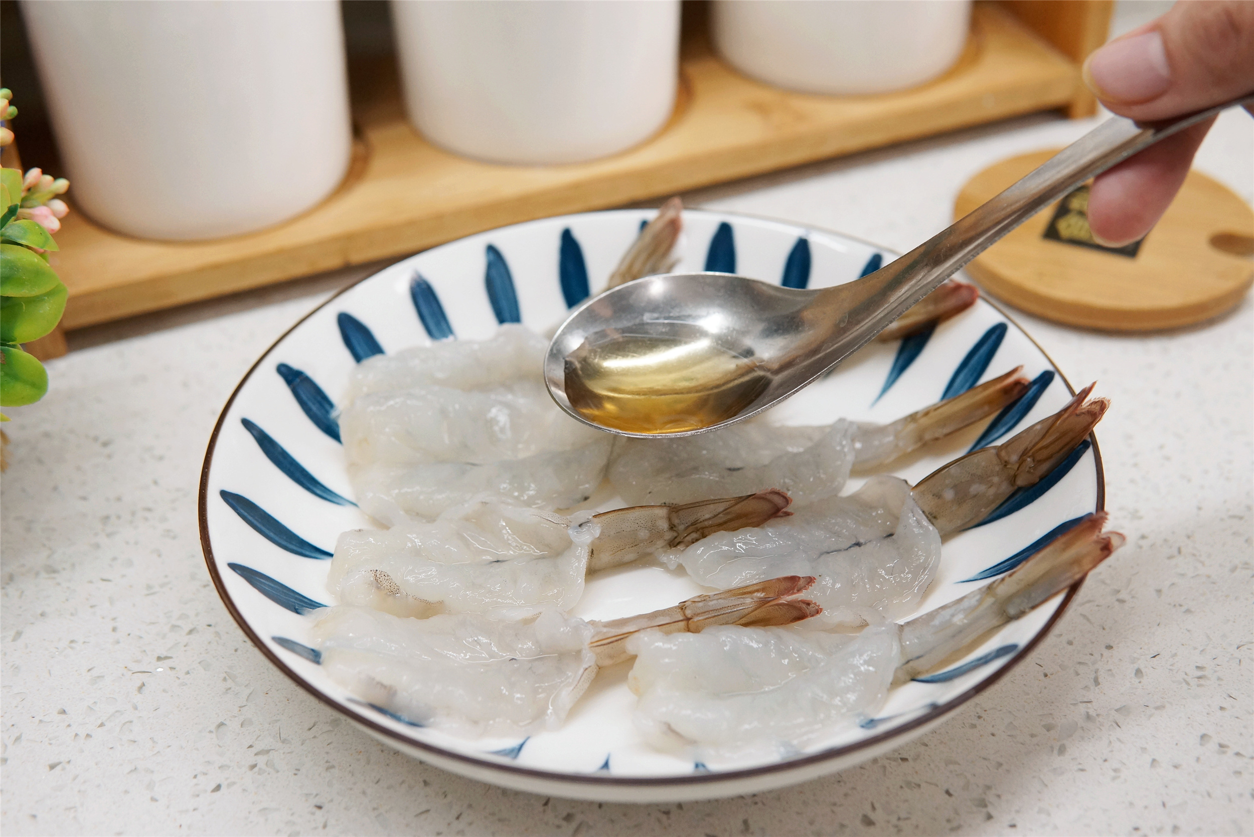 大虾白灼虾头油炸咋做,水煮大虾怎么做最好吃不用油炸