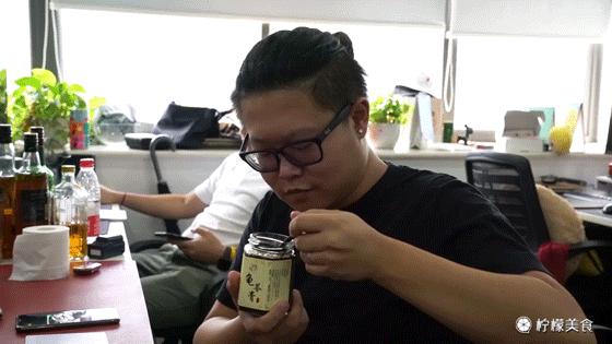 74岁的他,把一半的人生交给了这碗「黑暗甜品」