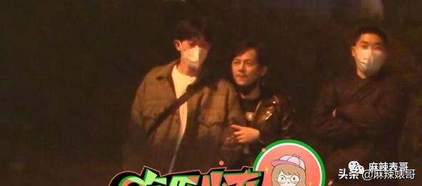 和小鲜肉牵手摸脸，又让人想到他7年前的瓜…