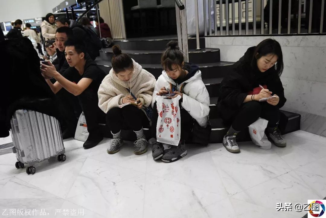 韩国免税店抢购中国游客排队,韩国免税店被中国代购包场