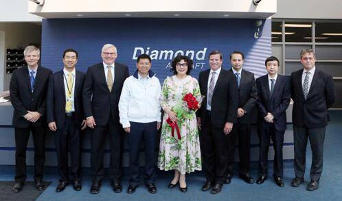 开拖拉机，卖小饰品，浙江80后美女商人凭什么成长为千亿富豪？