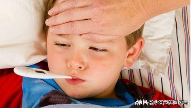 婴儿发烧拉屎绿色,宝宝发烧用自然疗法