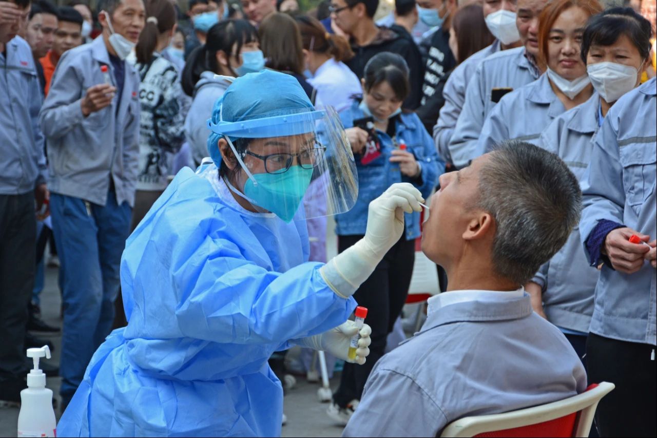 温暖服务丨华盛联合东凤人民医院为返乡员工提供核酸采样检测服务