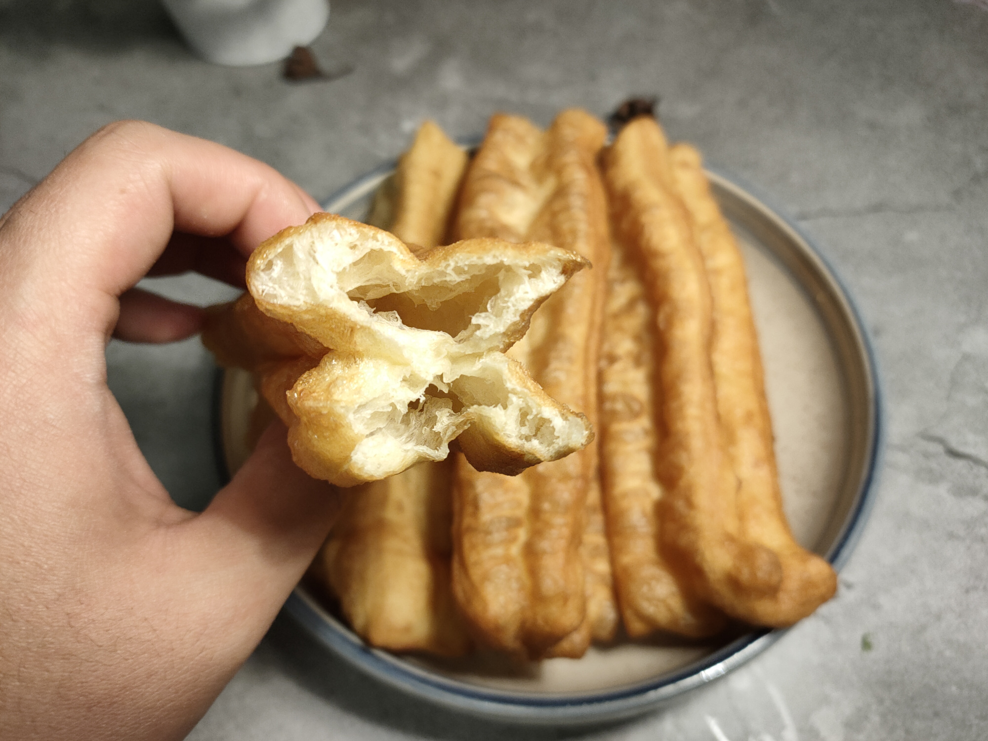 酵母油条膨松剂炸油条,炸油条的小窍门不用酵母粉