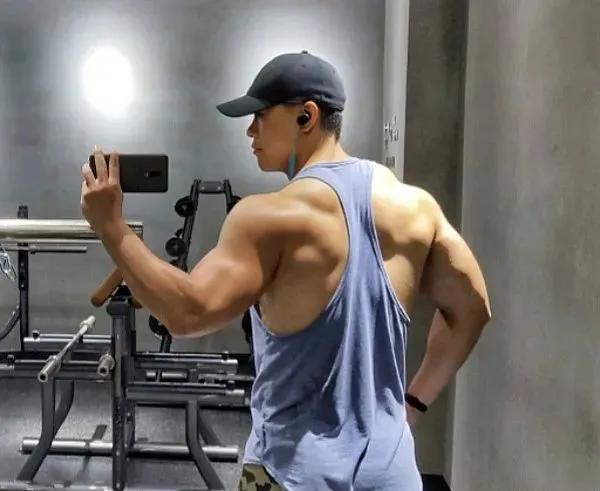 183cm福州翘臀哥走红网络，5个动作，让你男人味十足