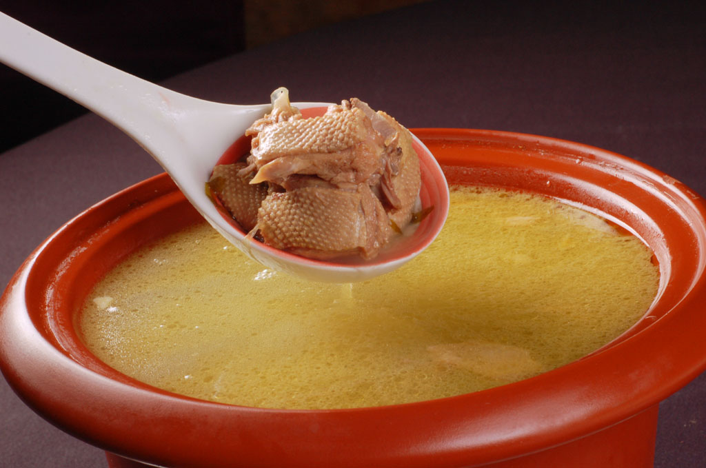 母鸡杀后肚子里的黄油很多,买了一只母鸡肚子里有一颗鸡蛋