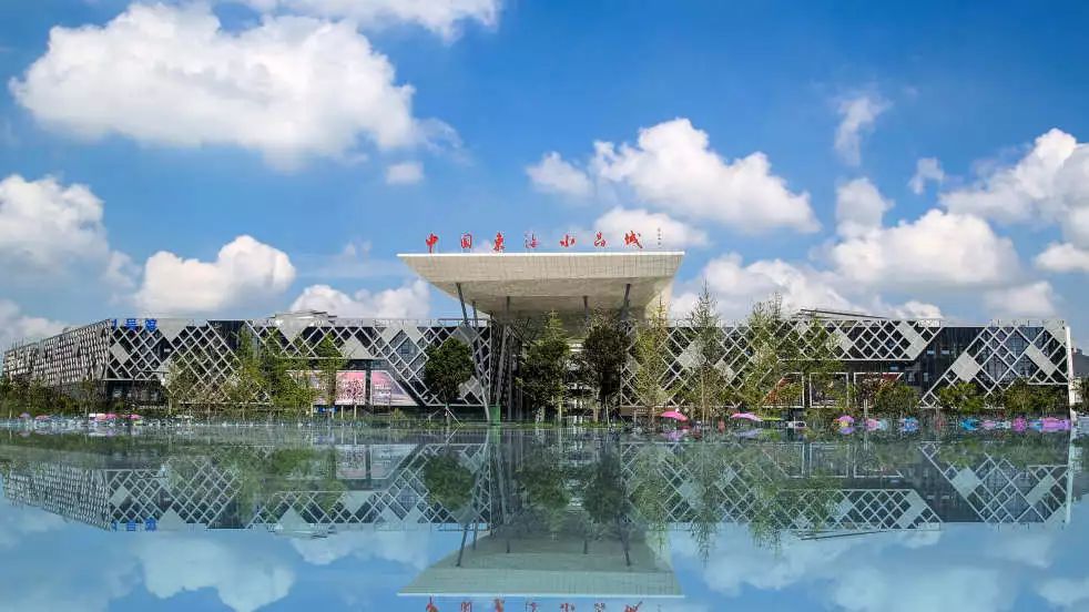 闻名世界！从提篮小卖到“流浪地球”，这，就是东海水晶