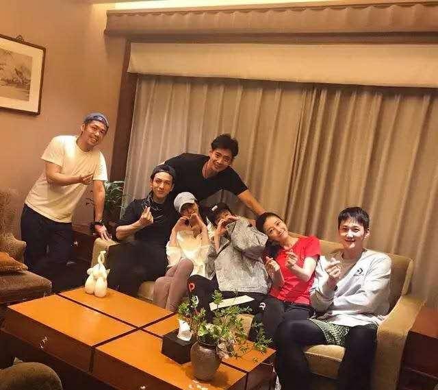 刘亦菲同学聚会非常静距离,刘亦菲聚餐暴露了朋友的颜值